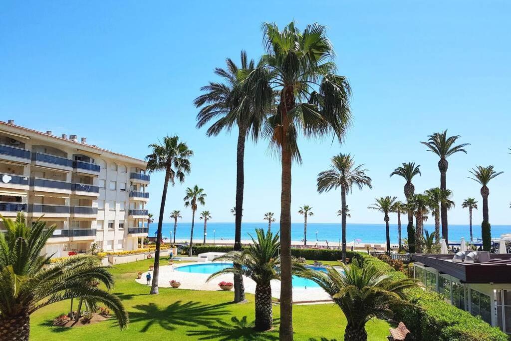 New! Modern Right On The Beach!