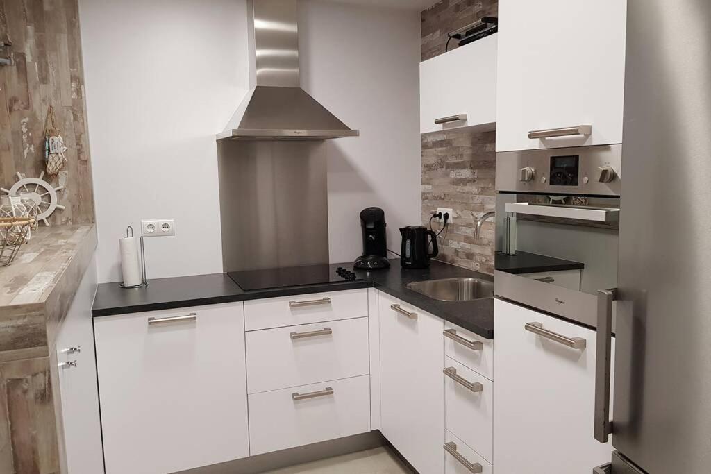 New! Modern Right On The Beach! Apartment